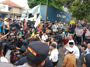 Puluhan Mahasiswa Melakukan Aksi Demo Di Depan DPRD Kabupaten Lumajang