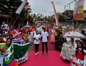 Peringati HUT RI Ke-79, Pemdes Pucang Songo Gelar Fashion Show Kebaya Recycle