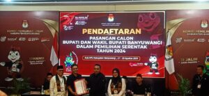 Paslon Ipuk Fiestiandani dan Mujiono Resmi Mendaftar Pilkada Banyuwangi 2024-2029