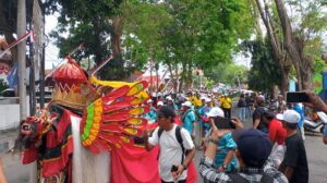 Dikawal Ratusan Pendukungnya, Ipuk Fiestiandani dan Mujiono Mendaftar Di KPU Banyuwangi