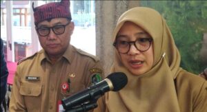 Ipuk Fiestiandani dan sekda Mujiono akan maju dalam pilkada Banyuwangi 2024 (foto:Suara Indonesia/Yakin)