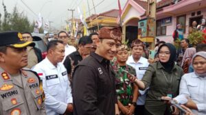 AHY Menyerahkan Sertifikat Tanah Elektronik kepada Masyarakat Desa Ngadisari, Bromo