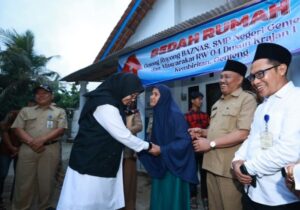 Bupati Banyuwangi Kunjungi Rumah Penerima Program Bedah Rumah di Desa Kembiritan