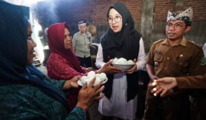 Bupati Ipuk Apresiasi Pemberdayaan Lansia dalam Usaha Produksi Telur Asin