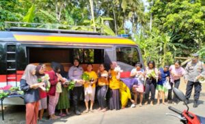 Cara Unik Polresta Banyuwangi Sosialisasikan Pilkada Damai dengan Membagikan Sayur Gratis pada Warga