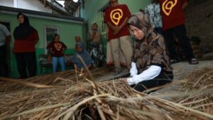 Dampak Positif Pariwisata Banyuwangi, Anyaman Atap Ilalang Jadi Peluang Ekonomi Baru