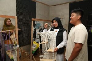 Hobi Makrame, Ibu Rumah Tangga dapat Meraup Omset Ratusan Juta