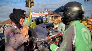 Polwan Polresta Banyuwangi Bagikan Cokelat, Apresiasi Pemotor Tertib Lalu Lintas