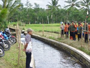 Kegiatan Gugur Gunung Di Desa Kertosari, Melibatkan Kelompok Tani dan HIPPA