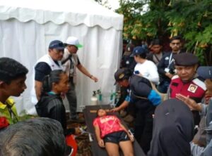 Polres Tanah Karo Evakuasi Atlet Lari Run Trail Ekshibisi PON XXI Yang Kelelahan di Jalur Gunung Sipisonpiso