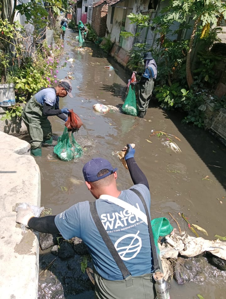 Relawan Giat Kerja Bakti Bersihkan Sungai di Rogojampi