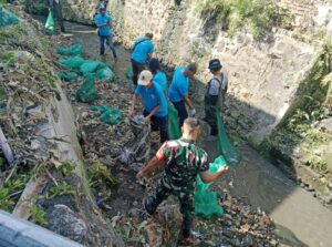 Sungai Watch, PLC dan FRB Giat Kerja Bakti Bersihkan Sungai di Rogojampi