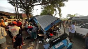 Korban Kecelakaan Maut Mobil Elf tabrak Towing di Wongsorejo Bertambah