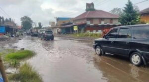 Jalan Nasional di Saribudolok Simalungun Terendam Banjir, Lalu lintas Terhambat