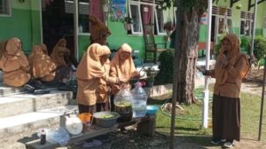 Peduli Lingkungan, Siswi MI Darun Najah II Buat Ecoenzyme dari Limbah Kulit Buah dan Sayur