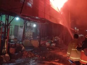 Kebakaran Melanda Pasar Comboran di Malang, Api Berkobar di Lantai Tiga