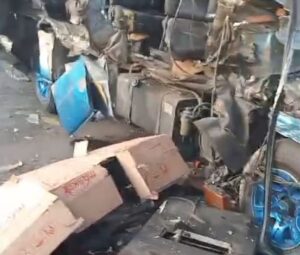 Kecelakaan Mobil Elf tabrak Towing di Wongsorejo
