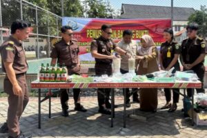 Kejari Banyuwangi Musnahkan Ratusan Barang Bukti Tindak Pidana