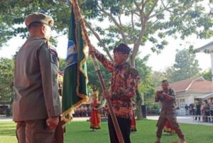 Kirab Pataka "Jer Basuki Mawa Beya" Sambut HUT Ke-79 Provinsi Jawa Timur di Banyuwangi