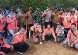 Peringati Hari Ozon Sedunia, Perhutani Tanam Ratusan Bibit Mangrove