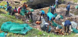 Relawan Peduli Lingkungan Community dan Sungai Watch Gelar Aksi Bersih Sungai di Gintangan