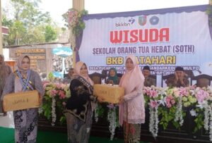 Wisuda Sekolah Orang Tua Hebat di Pucangsimo, Tingkatkan Kualitas Orang Tua