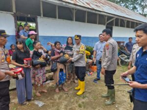 Kapolres Tanah Karo Bantu Warga Terdampak Bencana Longsor dan Banjir Bandang di Kecamatan Juhar