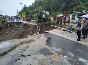 Jalan Sidikalang - Dolok Sanggul Desa Parbuluan IV Putus Total Akibat Hujan Deras (Roy Prawira)
