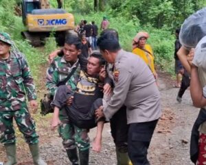 Bencana Longsor di Desa Juhar, TNI/Polri Evakuasi Warga serta Bersihkan Material Longsor