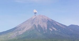 Gunung Semeru Erupsi, Semburan Abu Terpantau Setinggi 800 Meter