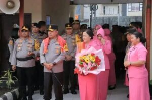Kunker Kapolda Sumut ke Polres Tanah Karo Disambut Dengan Tradisi Pengalungan Bunga