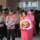 Kunker Kapolda Sumut ke Polres Tanah Karo Disambut Dengan Tradisi Pengalungan Bunga