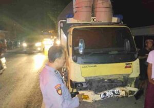 Kecelakaan Lalu Lintas di Wongsorejo, Truck Vs Mobil Xenia Dua Korban Luka Serius