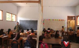 Murid SD Negeri 02 Temuasri Belajar di Ruang Kelas Bersekat Akibat Atap Ambruk