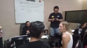 Turis Belgia Celine Marie van Damme Ambil Kembali Barang yang Dijambret di Banyuwangi