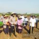 Dukung Ketahanan Pangan Nasional, Kapolsek Bandar Kedungmulyo tanam Jagung Bersama Warga