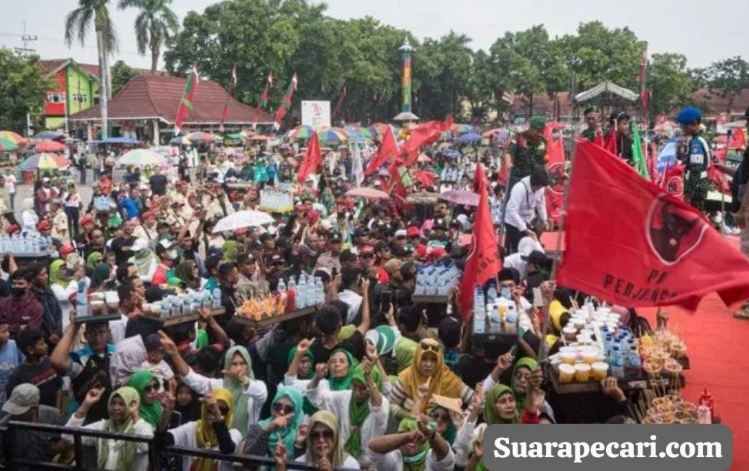 Mundjidah-Sumrambah, menggelar kampanye akbar di Alun-Alun Kabupaten Jombang