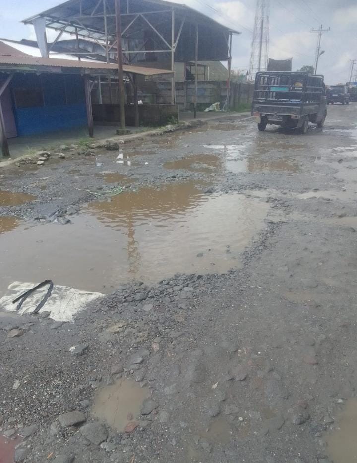 Kondisi jalan berlubang di Pasar Hitam Makin Parah
