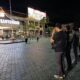 Personel Polresta Banyuwangi gelar apel sebelum operasi skala besar di malam hari.