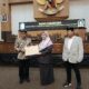 Wakil Ketua DPRD Banyuwangi dan Wakil Bupati berjabat tangan di sidang paripurna bahas RPJMD