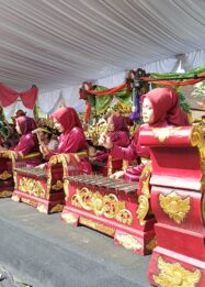 Warga Desa Singojuruh tampilkan pertunjukan angklung dalam kirab budaya