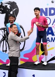 Kapolresta Banyuwagi serahkan Trophy juara pertama, Kejurnas Balap Sepeda di Banyuwangi