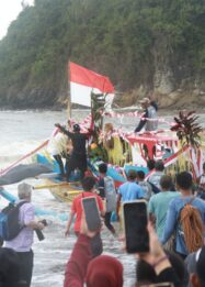 Larung Sesaji Petik Laut di Pantai Lampon