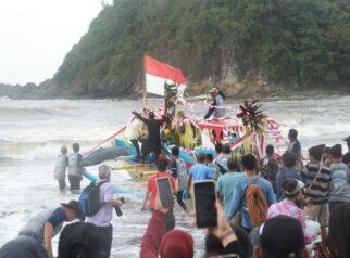 Larung Sesaji Petik Laut di Pantai Lampon