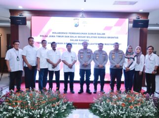 Polda Jawa Timur bekerja sama dengan Balai Besar Wilayah Sungai (BBWS) Brantas membangun sarana sumur bor