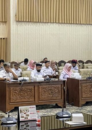 Anggota DPRD Banyuwangi mengikuti rapat gabungan membahas revisi tarif pajak hiburan dan air tanah