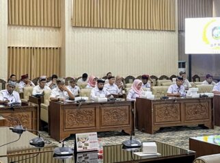 Anggota DPRD Banyuwangi mengikuti rapat gabungan membahas revisi tarif pajak hiburan dan air tanah