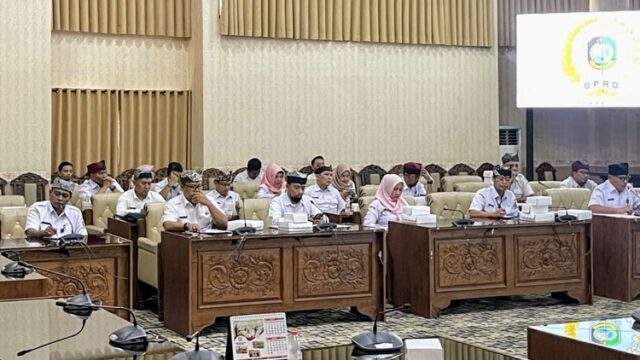 Anggota DPRD Banyuwangi mengikuti rapat gabungan membahas revisi tarif pajak hiburan dan air tanah