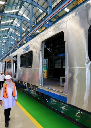 Bupati Banyuwangi, Ipuk Fiestiandani Kunjungi Pabrik Kereta INKA Ketapang