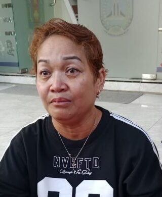 Elizabeth Wulandari Widiastuti (52), tak mampu menahan tangis ketika putrinya ditolak daftar ulang